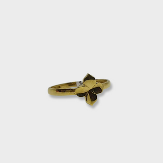 Flower Ring in Yellow Gold Setting